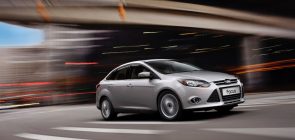 A front three quarters view of a 2014 Ford Focus.