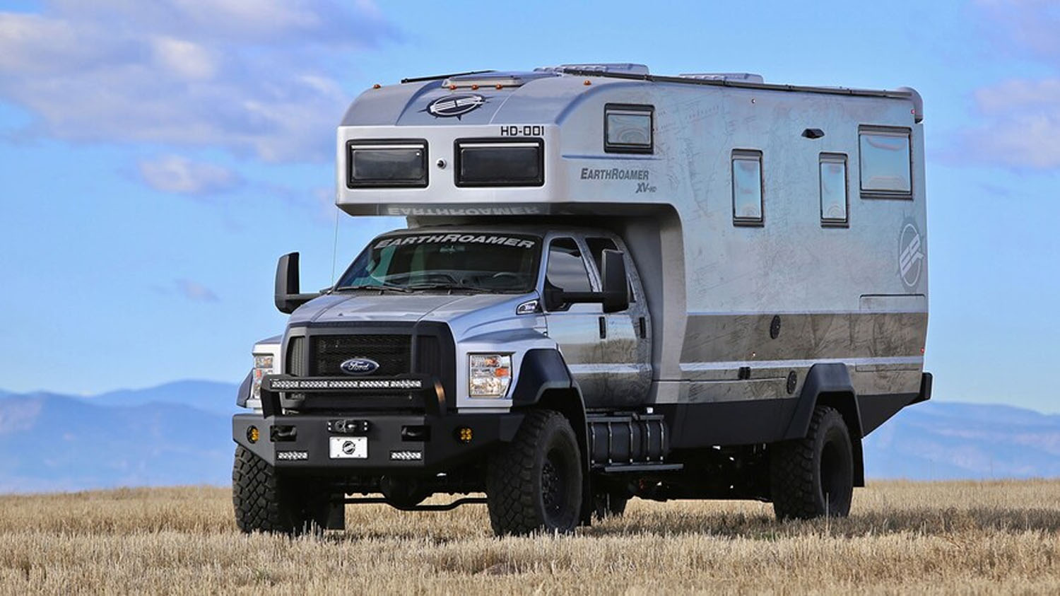 Monster EarthRoamer XV-HD Is Build On A Ford F-750