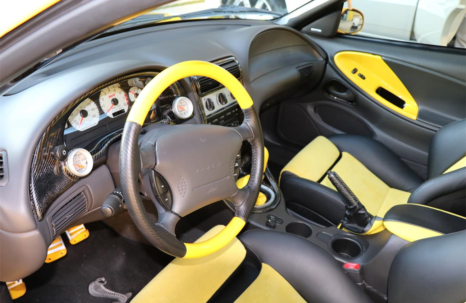 2003 ford mustang v6 interior