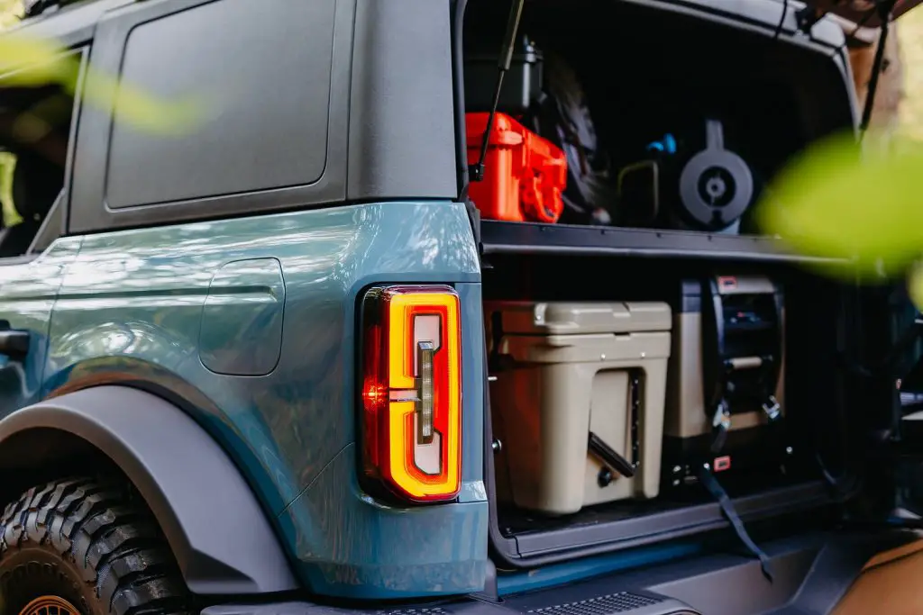 2 doors bronco interior space