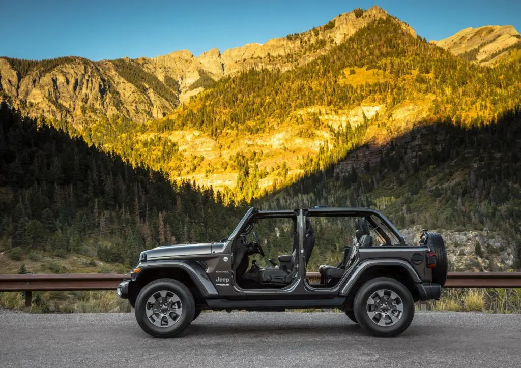 Jeep Wrangler Copies Ford Bronco With New Doors-Off Mirror Kit