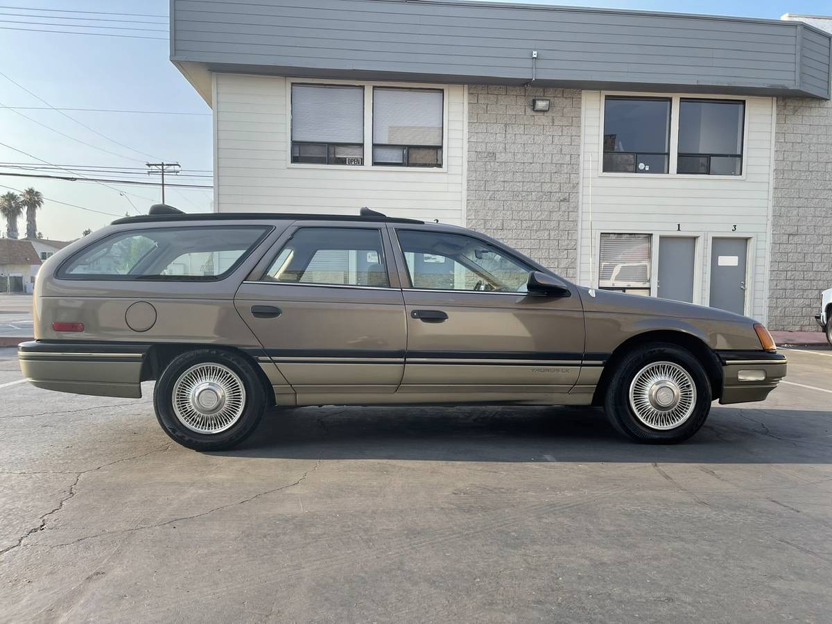 Ford Taurus Hatchback