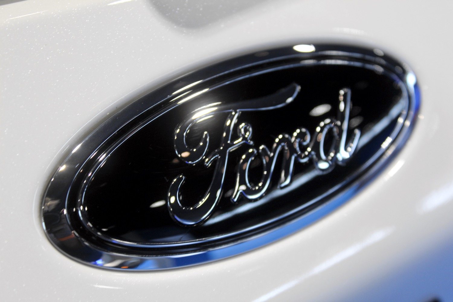 Poll: Blue Ford Oval vs. Black Ford Oval - Which Do You Prefer?