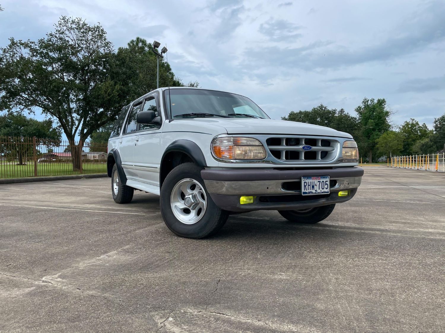 1995 Ford Bronco XLT With Just 465 Miles Attracting Massive Bids