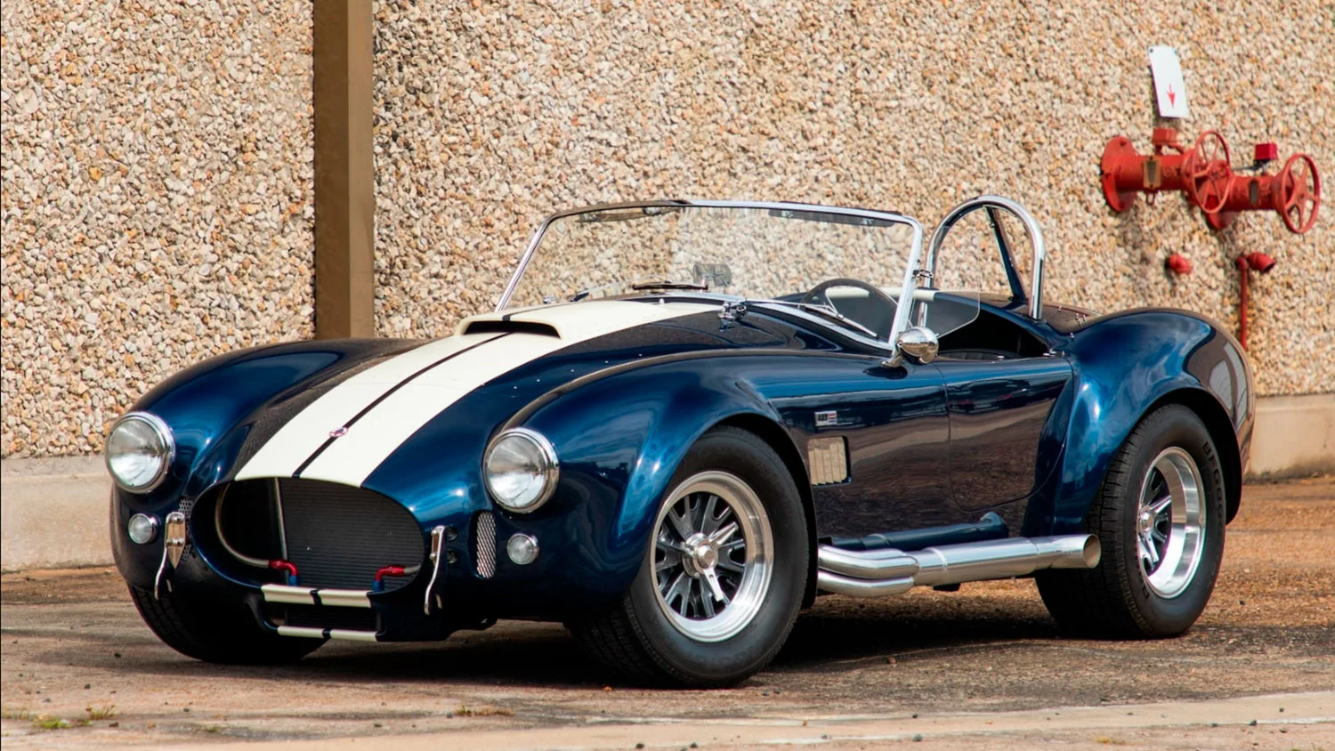 ål trolley bus klo Ford v. Ferrari Superformance Shelby Cobra Sells For $209K At Auction