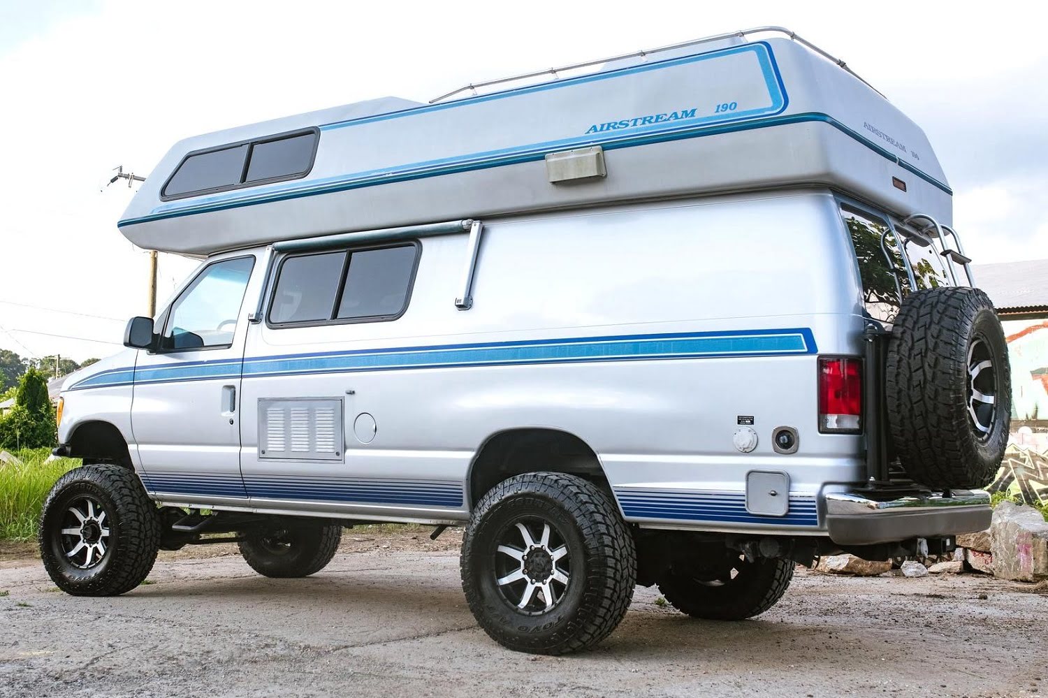 Impressive 1995 Ford E-350 4X4 Motorhome Up For Auction
