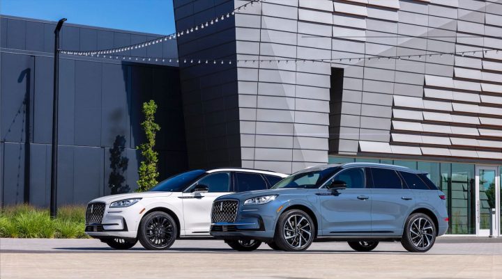 Two front three quarter shots of the 2023 Lincoln Corsair