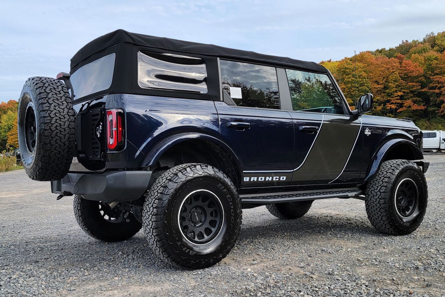 https://fordauthority.com/wp-content/uploads/2022/10/Modified-2021-Ford-Bronco-Outer-Banks-Exterior-002-Rear-Three-Quarters.jpg