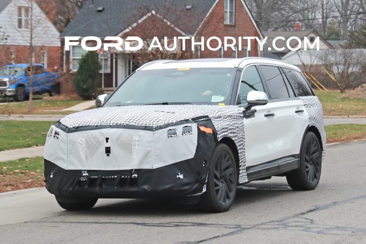 A prototype of the 2024 Lincoln Aviator refresh undergoing testing in December 2022.