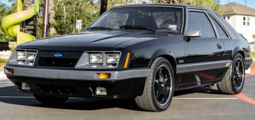 1986 Ford Mustang GT - Exterior 001 - Front Three Quarters