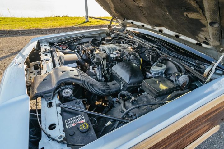 1990 Ford LTD Crown Victory Country Squire Wagon - Engine Bay 001