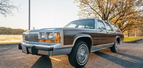 1990 Ford LTD Crown Victory Country Squire Wagon - Exterior 001 - Front Three Quarters