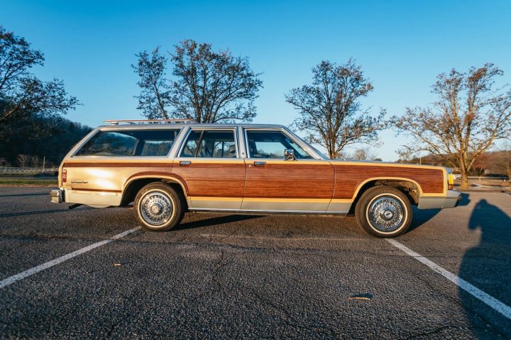 1990 Ford LTD Crown Victory Country Squire Wagon - Exterior 002 - Side