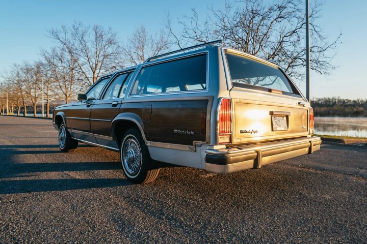 1990 Ford LTD Crown Victory Country Squire Wagon - Exterior 003 - Rear Three Quarters