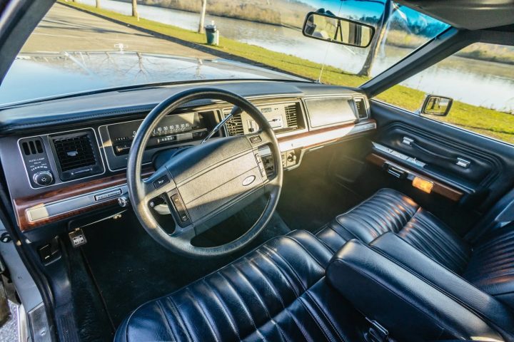 1990 Ford LTD Crown Victory Country Squire Wagon - Interior 001