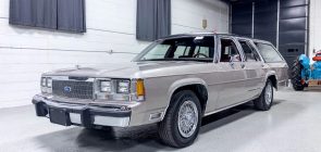 1991 Ford LTD Crown Victoria Station Wagon - Exterior 001 - Front Three Quarters