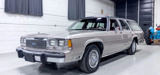 1991 Ford LTD Crown Victoria Station Wagon - Exterior 001 - Front Three Quarters