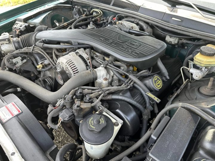 1995 Ford Thunderbird - Engine Bay 001