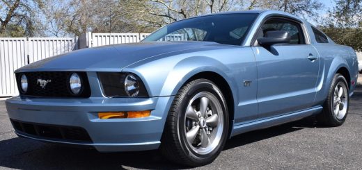 2005 Ford Mustang GT - Exterior 001 - Front Three Quarters