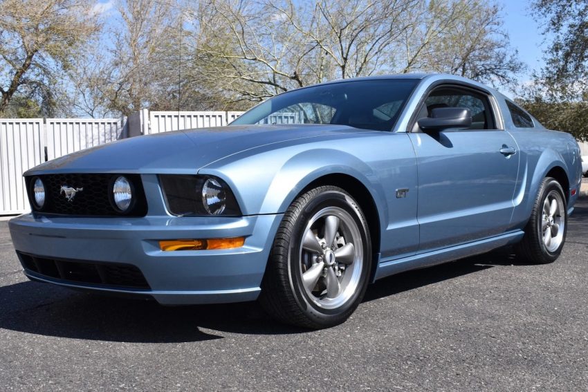 2005 Ford Mustang GT - Exterior 001 - Front Three Quarters