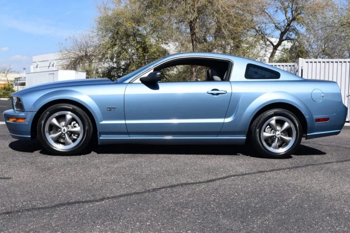 2005 Ford Mustang GT - Exterior 002 - Side
