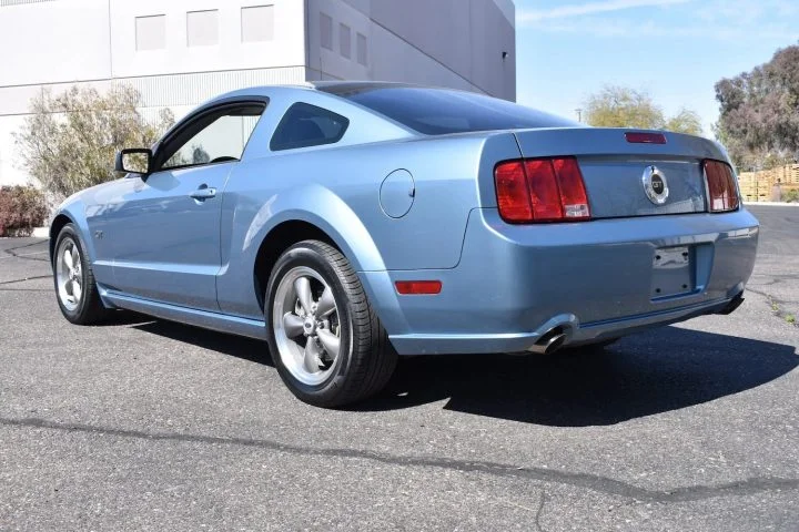 2005 Ford Mustang GT - Exterior 003 - Rear Three Quarters