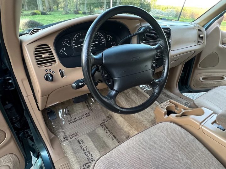 1995 Ford Explorer XLT - Interior 001