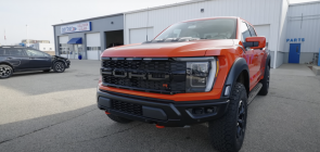 2023 Ford F-150 Raptor R Straight Piped - Exterior 001 - Front Three Quarters