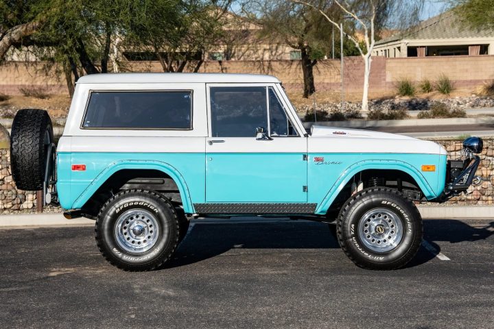 Modified 1969 Ford Bronco - Exterior 002 - Side