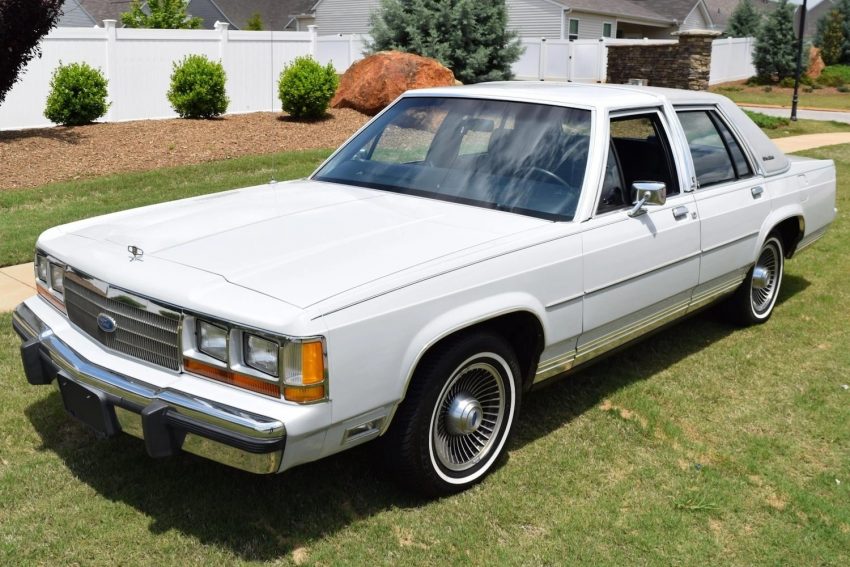 1988 Ford LTD Crown Victoria With 29K Miles - Exterior 001 - Front Three Quarters