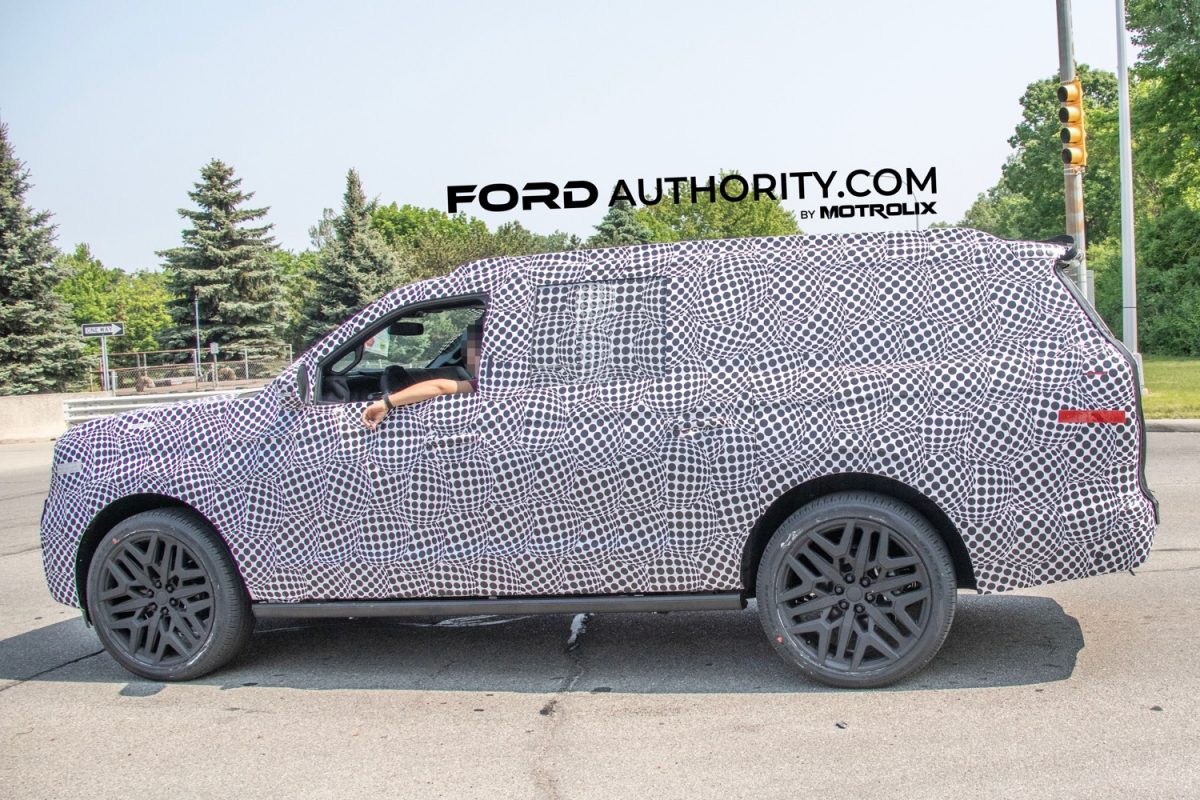 2025 Ford Expedition Spotted With 24-Inch Wheels: Photos