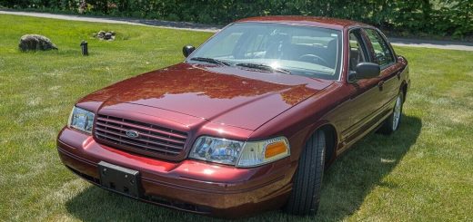 10K Mile 2005 Ford Crown Victoria LX Sport - Exterior 001 - Front Three Quarters