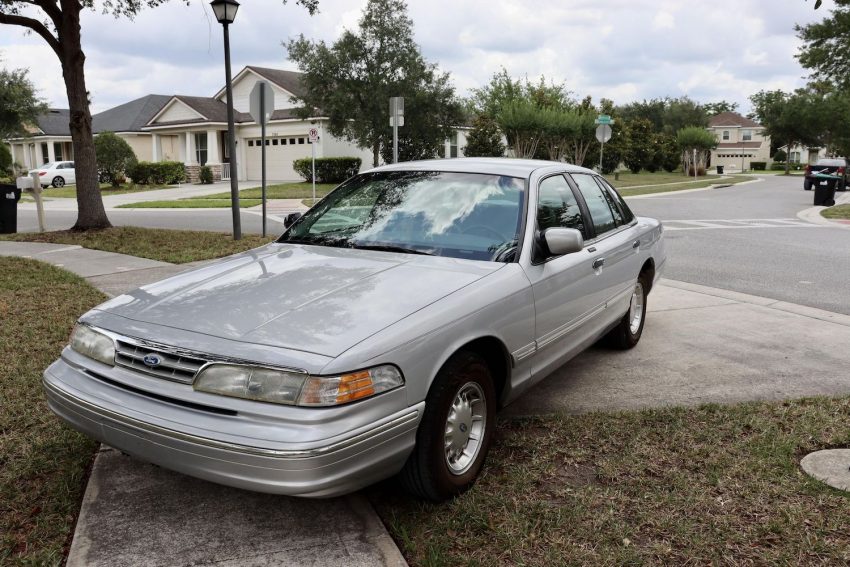 1996 Ford Crown Victoria With 58K Miles - Exterior 001 - Front Three Quarters