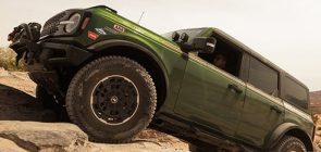 2021-2023 Ford Bronco Matte Black Wheel Kit - Exterior 001 - Front Three Quarters