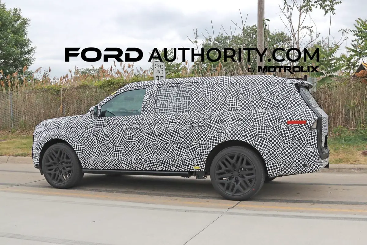 Lincoln Navigator Refresh Spotted With Nautilus-Like Styling