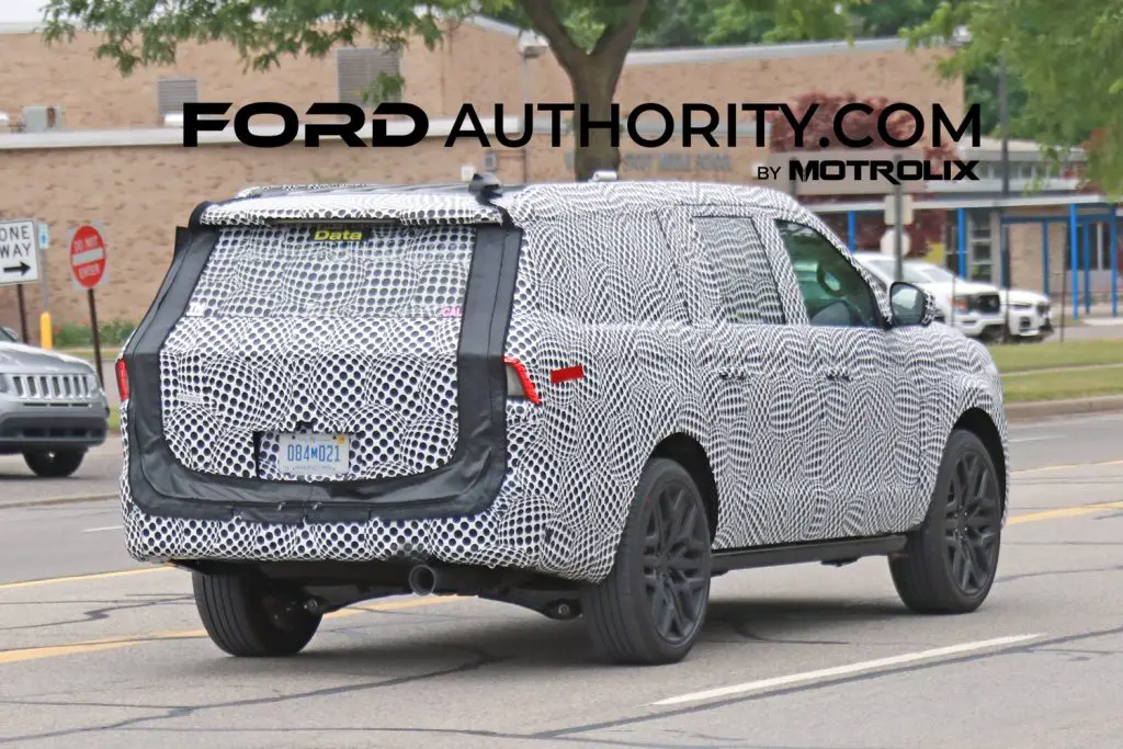 Lincoln Navigator Refresh Spotted With Nautilus-Like Styling