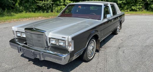 17K-Mile 1988 Lincoln Town Car - Exterior 001 - Front Three Quarters