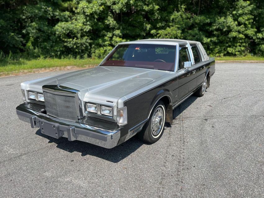 17K-Mile 1988 Lincoln Town Car - Exterior 001 - Front Three Quarters