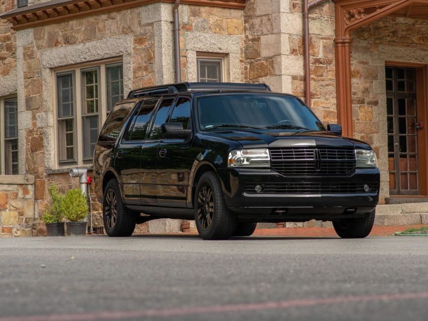 2013 Lincoln Navigator Limo - Exterior 001 - Front Three Quarters