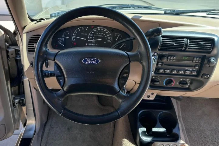 29K-Mile 2002 Ford Ranger XLT - Interior 001
