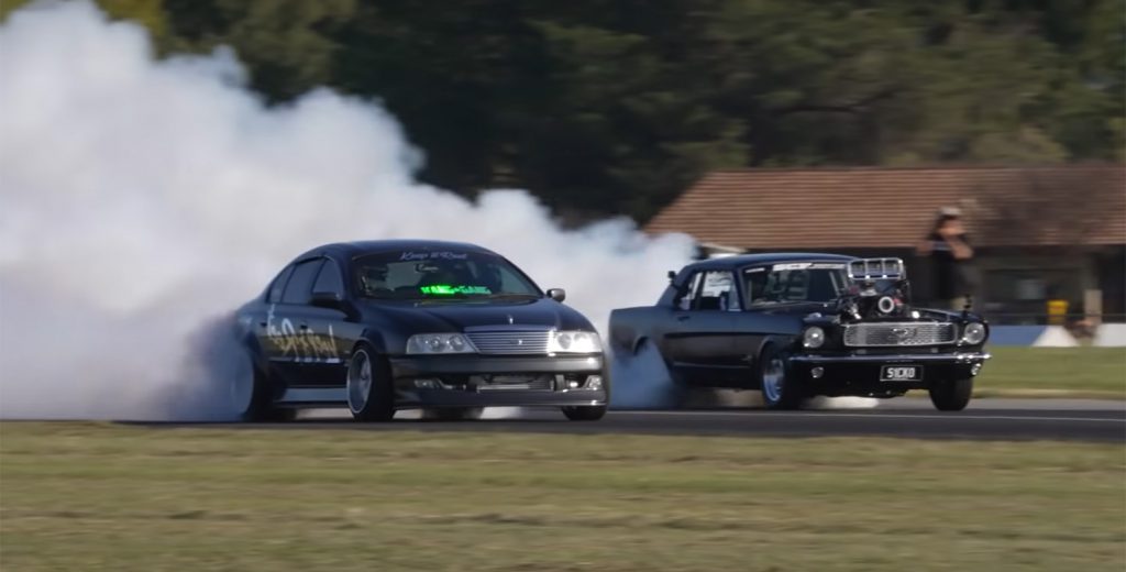 Modified Ford Falcon Races Modified Ford Mustang: Video