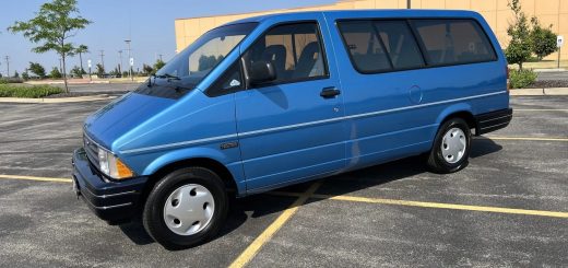 1993 Ford Aerostar XL Extended Length eAWD - Exterior 001 - Front Three Quarters