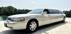 2006 Lincoln Town Car Limousine With 9K Miles - Exterior 001 - Front Three Quarters