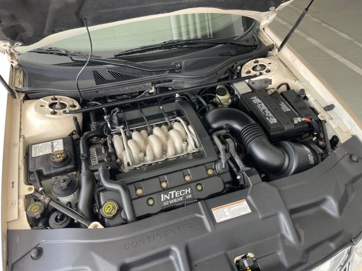 1998 Lincoln Continental With 36K Miles - Engine Bay 001