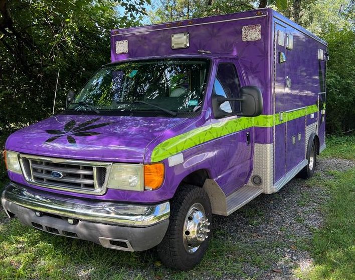 2008 Ford E-350 Weed Ambulance - Exterior 001 - Front Three Quarters