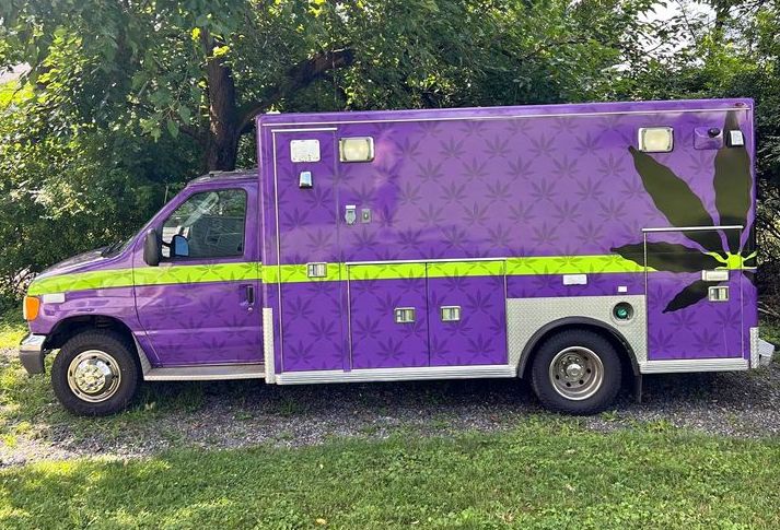 2008 Ford E-350 Weed Ambulance - Exterior 002 - Side