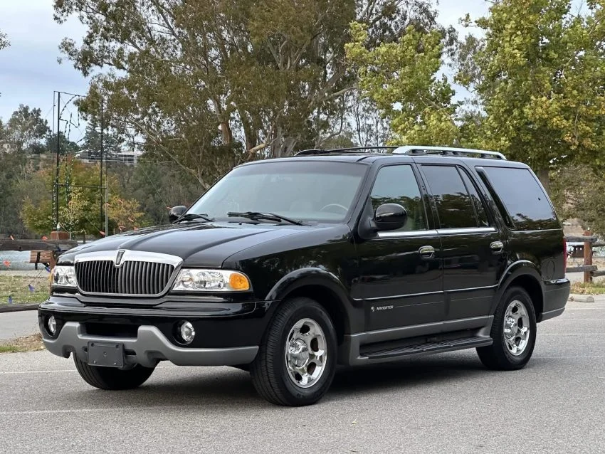 2001 Lincoln Navigator With 50K MIles - Exterior 001 - Front Three Quarters