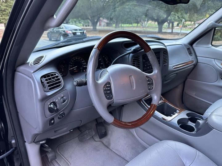 2001 Lincoln Navigator With 50K MIles - Interior 001