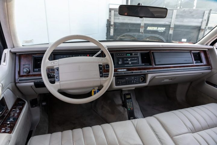 1992 Lincoln Town Car Limo With 20K Miles - Interior 001