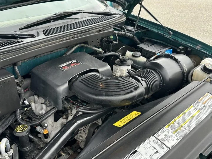 1998 Ford Expedition Eddue Bauer With 40K Miles - Engine Bay 001